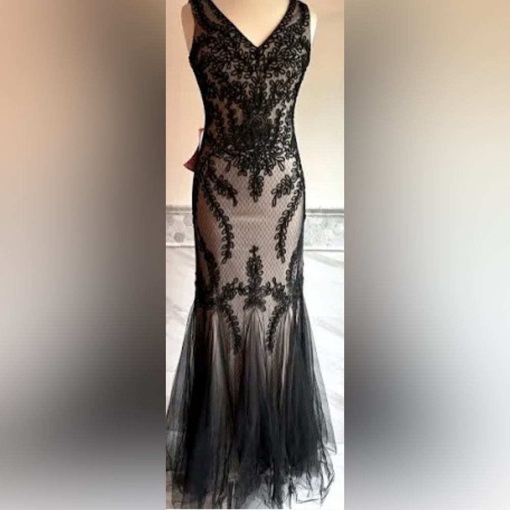 Plus size black/nude gown size 24W NWT!! 👗😍😍